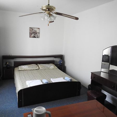 Wisteria Hotel Tivat Ngoại thất bức ảnh