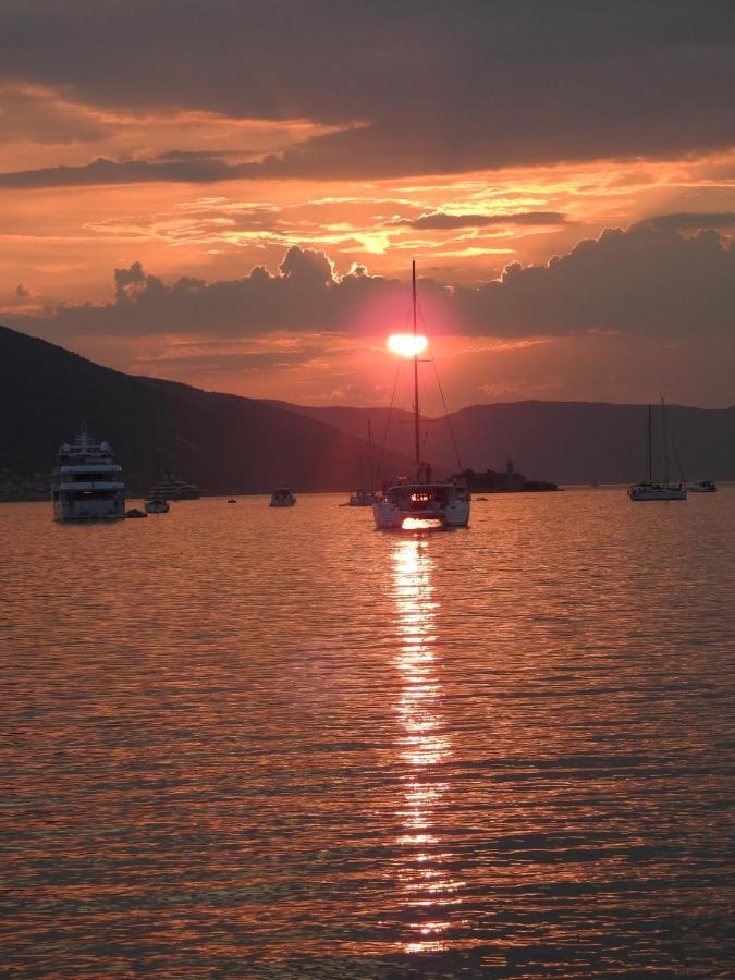 Wisteria Hotel Tivat Ngoại thất bức ảnh