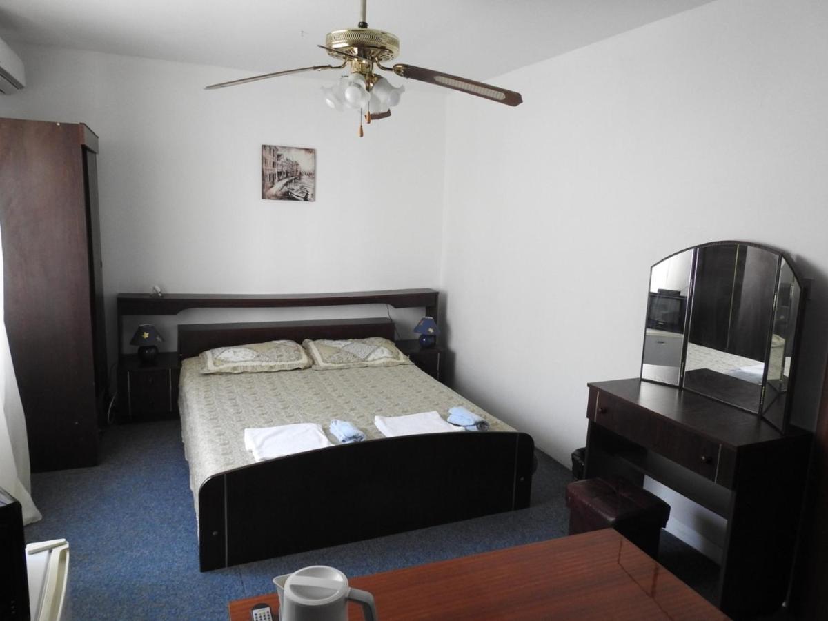 Wisteria Hotel Tivat Ngoại thất bức ảnh